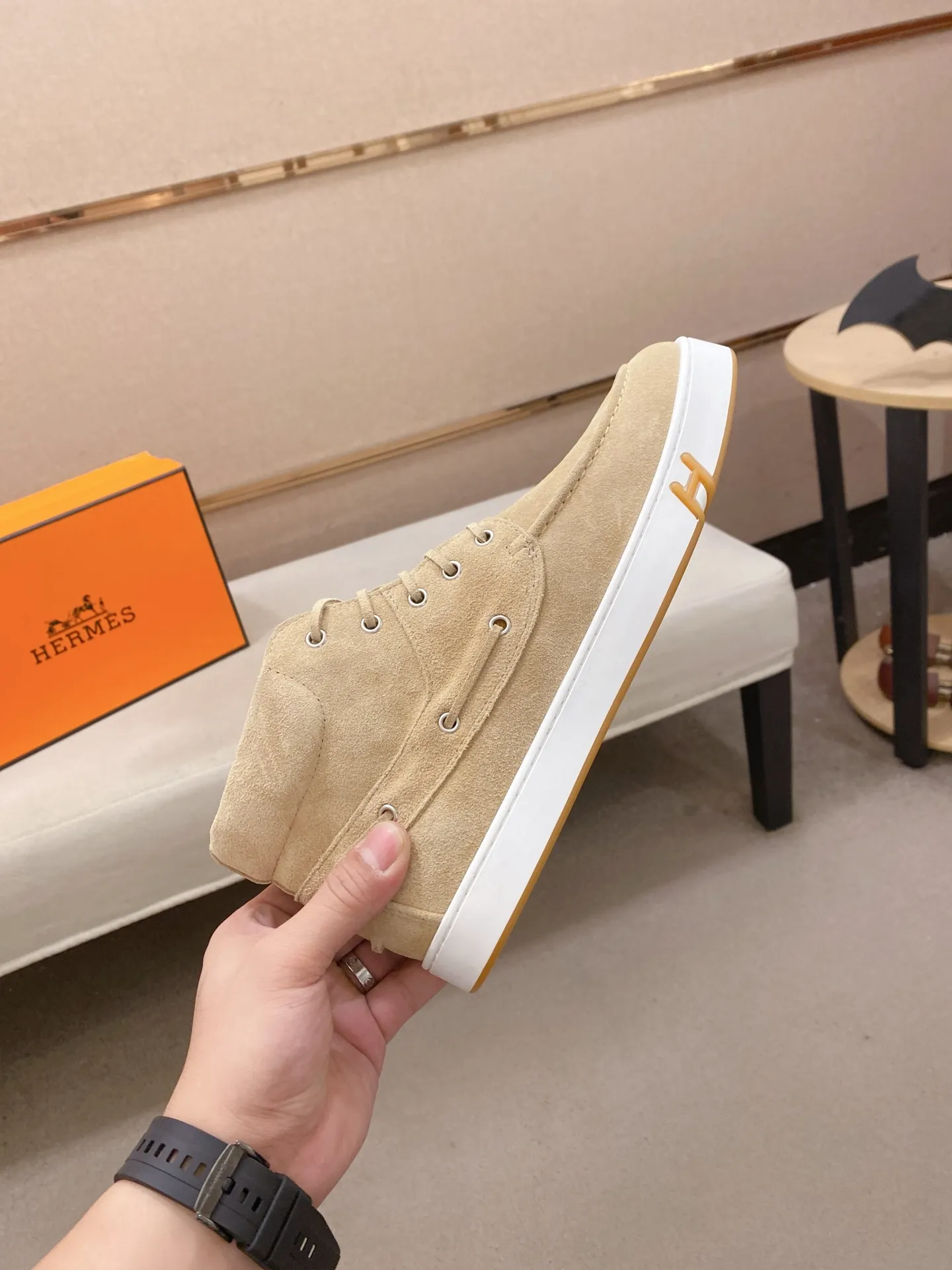 Ex-factory price: 480💰《HERMES》【Classic Original Version】Hermès; Top 🔝 Purchasing Agency 🔍🔍Men's latest high-tops 🇺🇸 available simultaneously at counters, imported from Italy original ▲▲cowhide ▲▲ (high-end, extravagance, class) times) Exquisite workmanship (Italian 🇮🇹Imported water-dyed 🐂cowhide lining) sole: Original sole provided by the original factory, ⚠️exclusive double-layer activity·TPR·rubber·combined molded outsole; super comfortable·wear-resistant·non-slip·environmental protection The real thing is more beautiful if you take the real thing (high quality, follow the order). You can enter and exit the counter at will * Number of yards: 38-44 (45 can be customized and cannot be returned or exchanged)